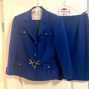 Tahari size 8 longsleeve two piece skirt suit with silver details